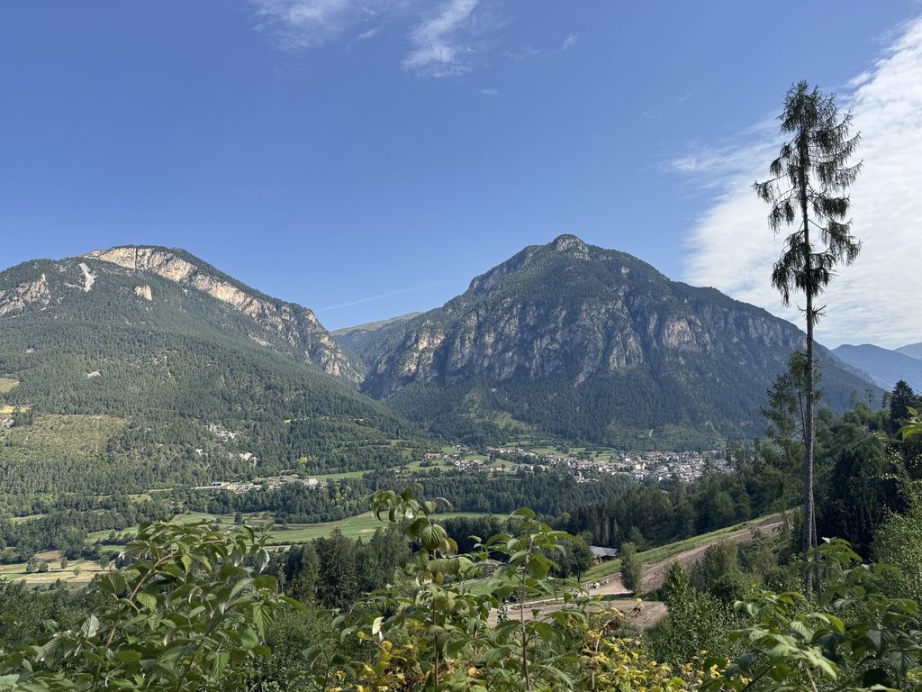 Sentiero lungo il Rio Val del Bus - veduta su Cornacci, Pisancae e Panchià.