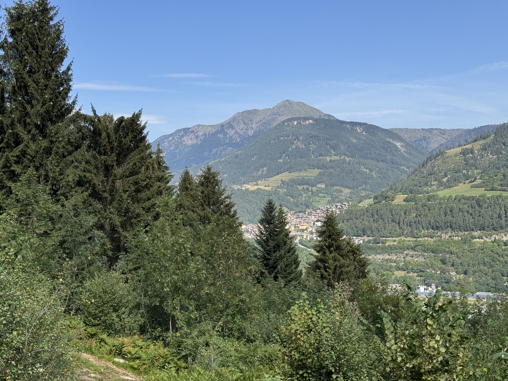 Sentiero lungo il Rio Val del Bus - Tesero i monti Cucal e Corno Nero.