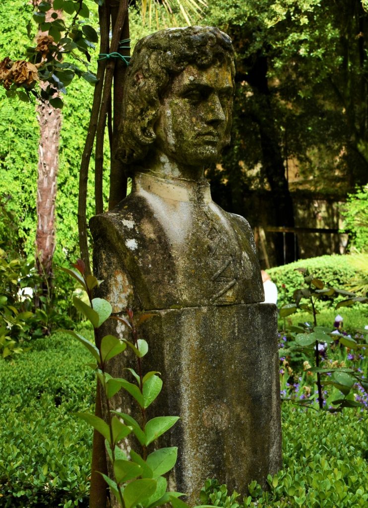 Busto di pietra in un giardino.