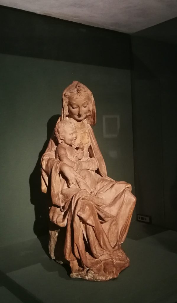 Madonna con bambino in argilla.