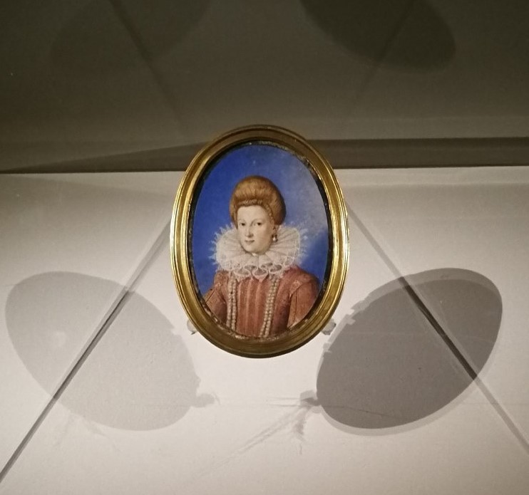 Maria de' Medici: ritratto in piccole dimensioni. Una donna bionda e vestito sontuoso.