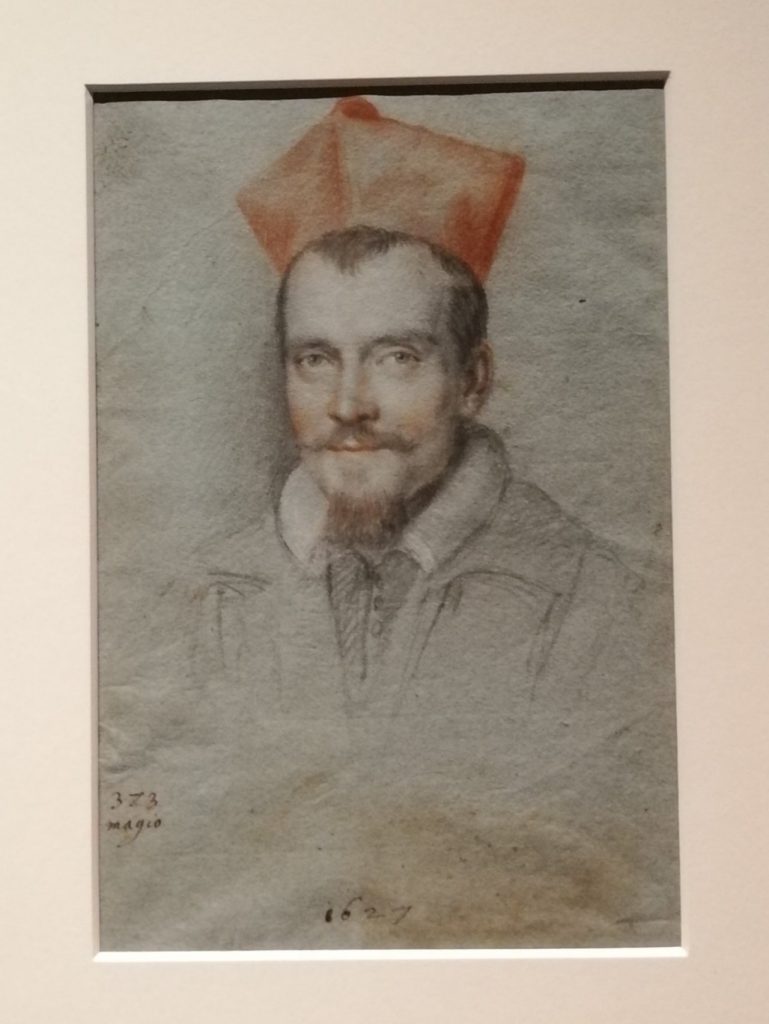 Cardinale Ludovisi, con una tonaca rossa, le labbra leggermente increspate in un sorriso.