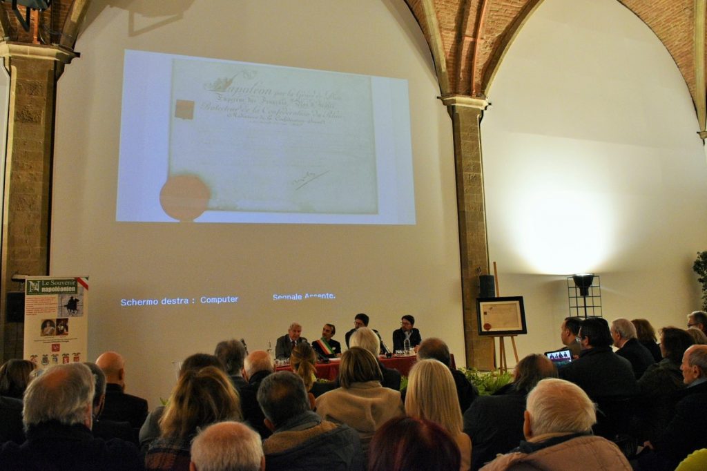 Proiezione di slide con il decreto napoleonico con il pubblico visto di spalle.