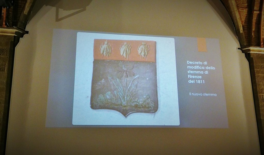 Slide proiettata riportante il disegno del nuovo stemma di Firenze, così come descritto nel Decreto.