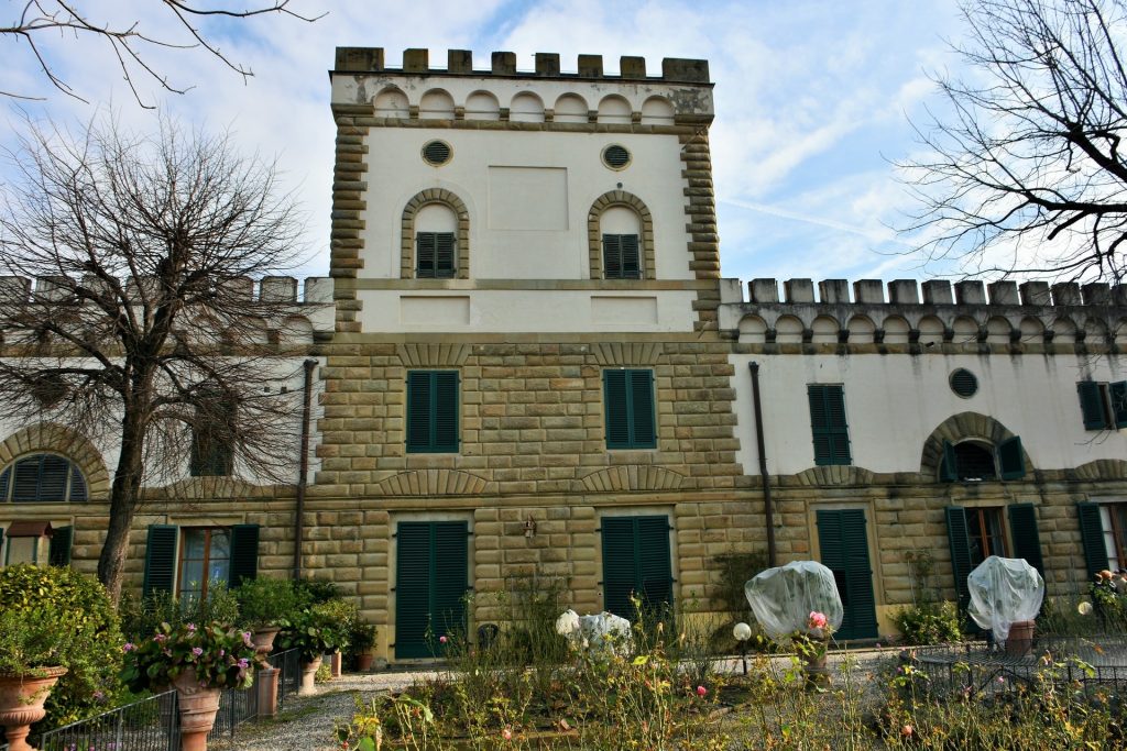 Facciata di Villa Gamba: pietre e intonaco bianco; davanti un giardino all'italiana.