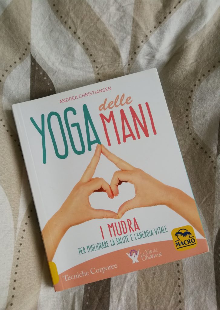 Copertina del libro Yoga delle mani.