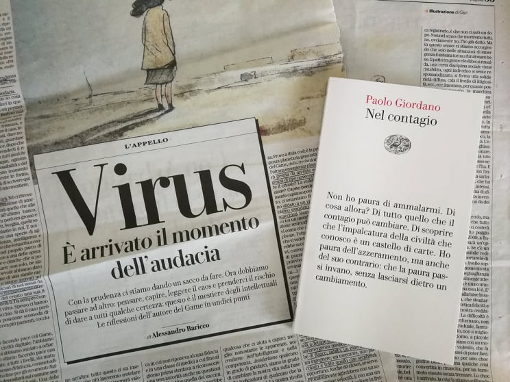Fogli di giornale, con in primo piano l'articolo di Baricco e sopra il libro di Paolo Giordano.