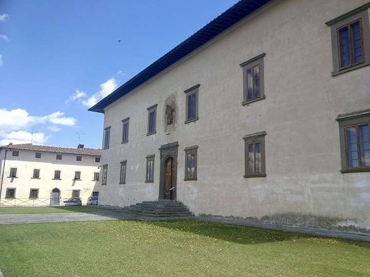 Villa, fronte, grande facciata bianca con finestre e stemma.
