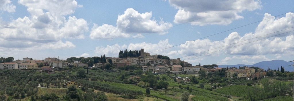Borgo di Cerreto Guidi visto in lontananza sulla collina, con case e palazzi circostanti.