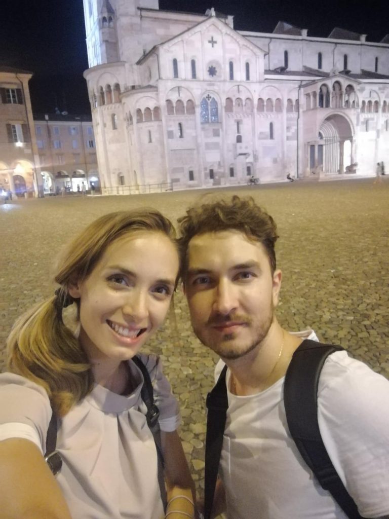 Federica e Lorenzo di notte con alle spalle il duomo di Modena.
