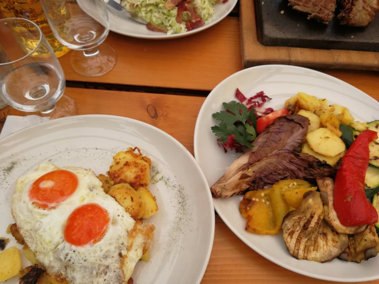 Piatti di Tito: uova e patate, verdure grigliate.