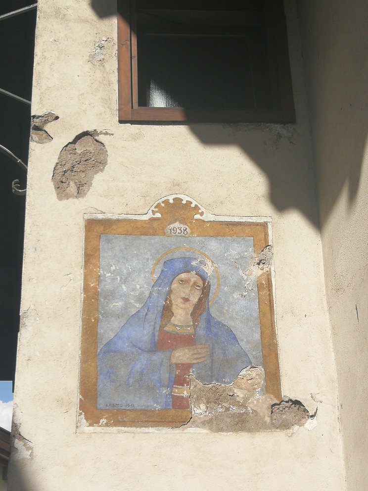 Affresco Madonna su muro a Carano.