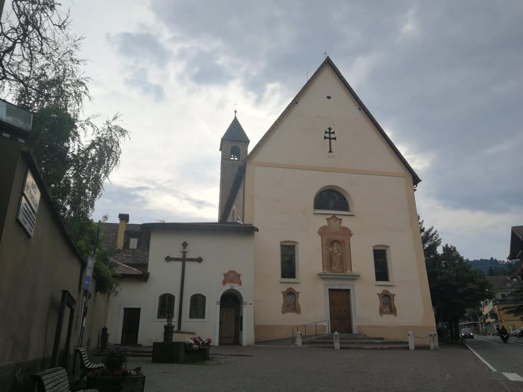 Chiesa di San Virgilio a Cavalese: facciata a campana con affreschi.