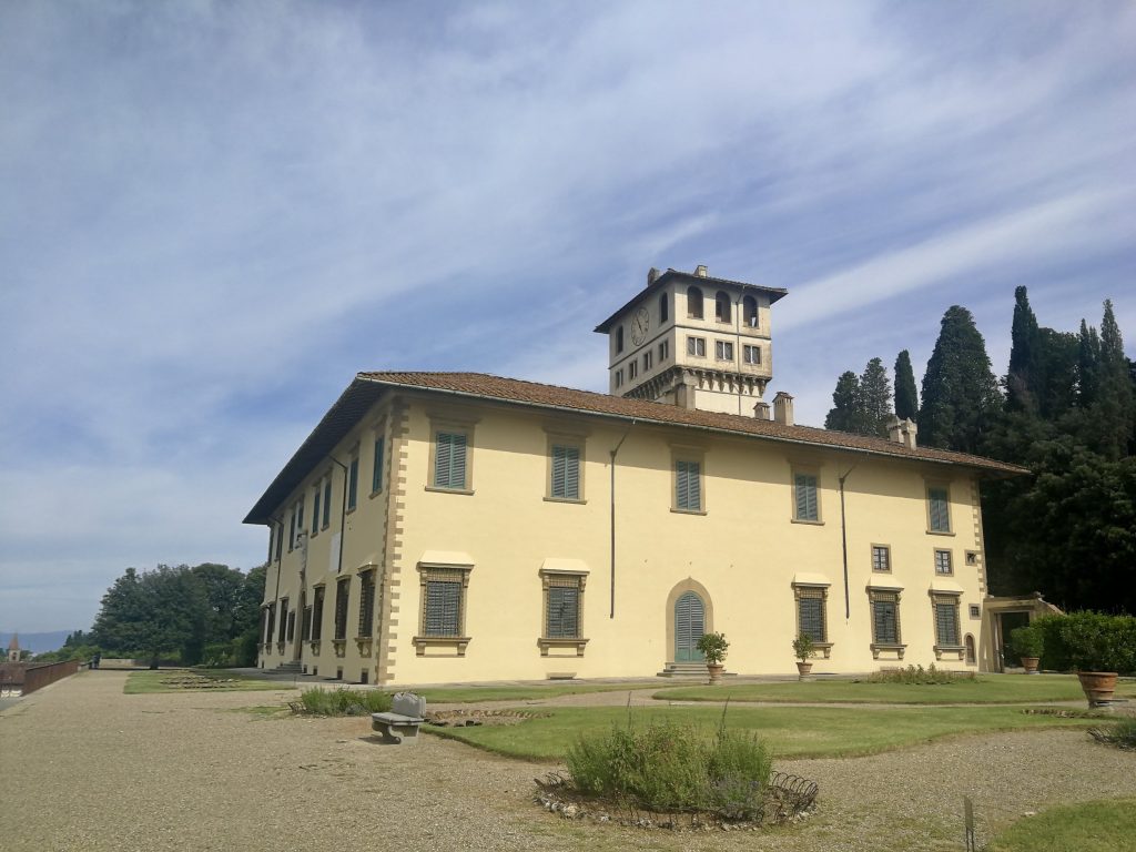 Villa La Petraia, vista dal giardino, di lato, si vede la torre e le aiuole verdeggianti.