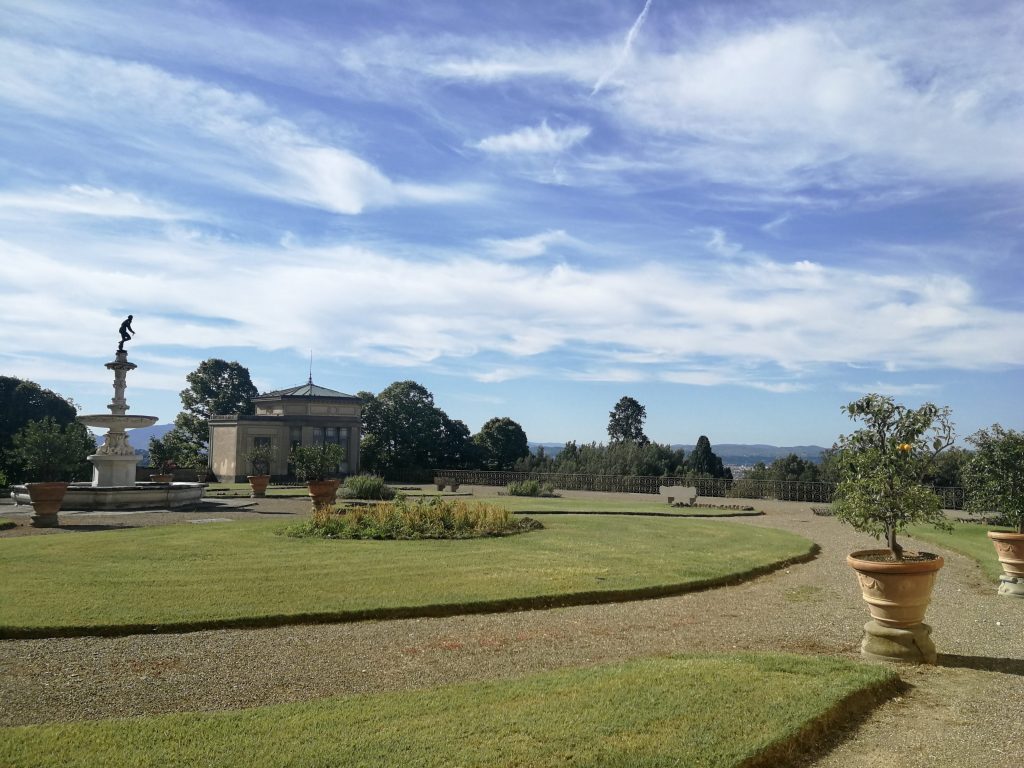 Vista del giardino con fontana con Venere e belvedere.