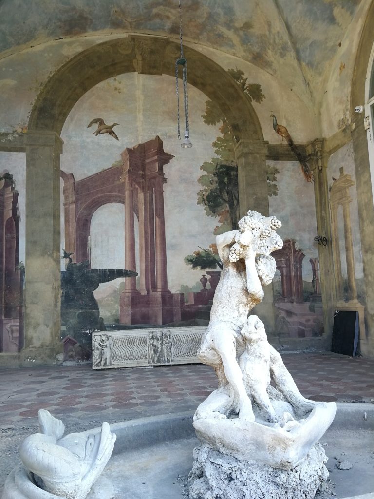 Villa Corsi Salviati  - uccelliera affrescata con vasca con statua di Bacco.
