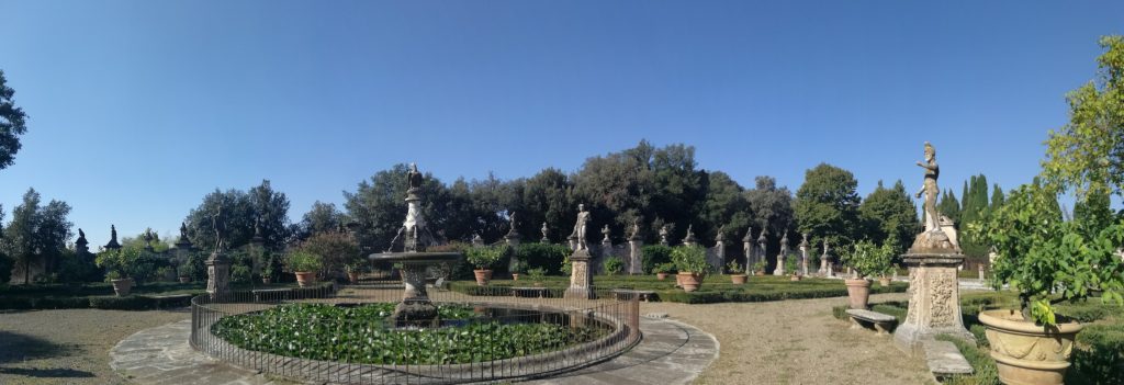 Villa Corsi Salviati - giardino con statue, vasca, agrumi e siepi.