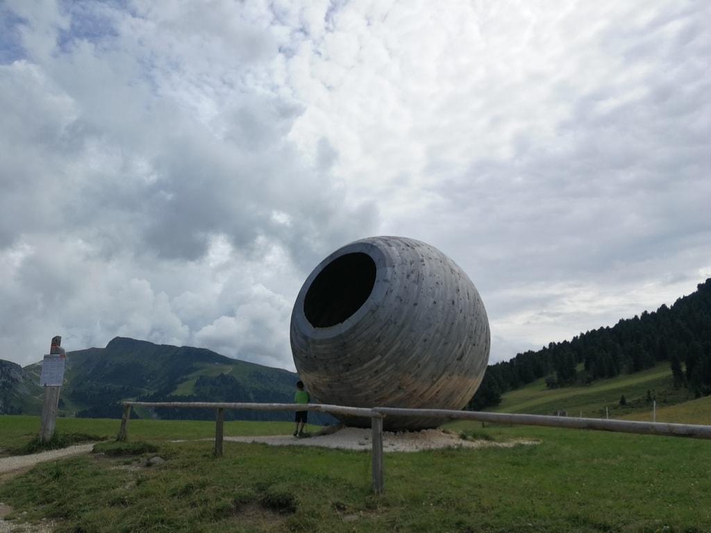 Installazione artistica in legno, come un bulbo oculare enorme.