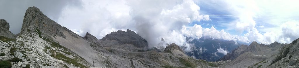 Latemar: catena montuosa, rocce chiare con cielo nuvoloso.