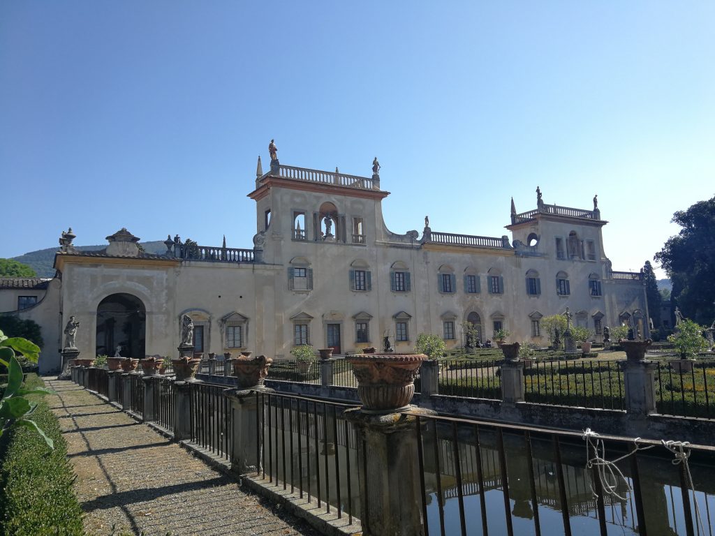Villa Corsi Salviati - peschiera rettangolare con retro della villa.