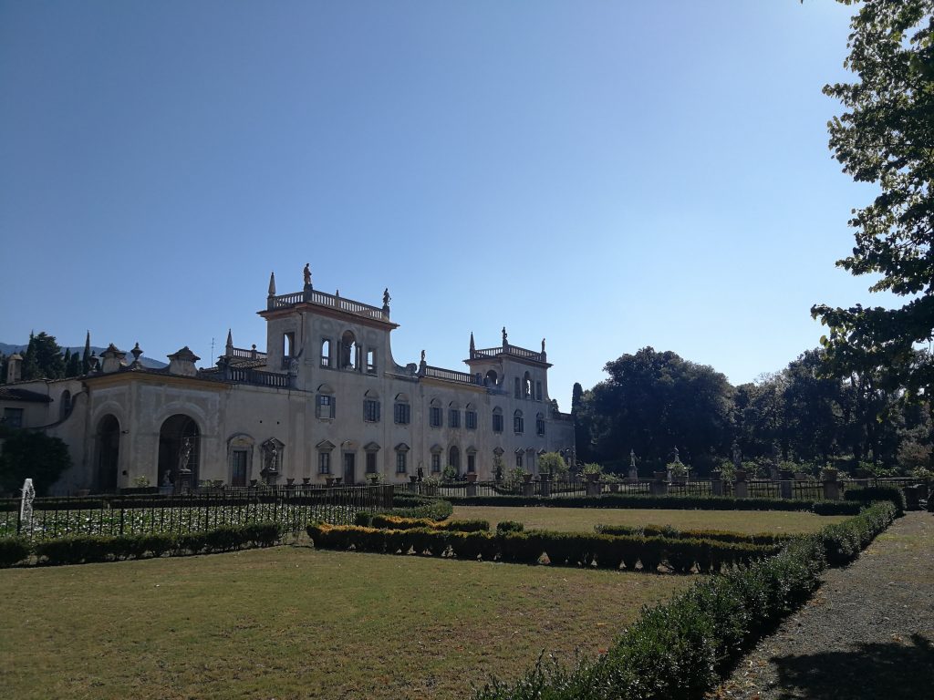 Villa Corsi Salviati  - retro della villa con aiuole e siepi.