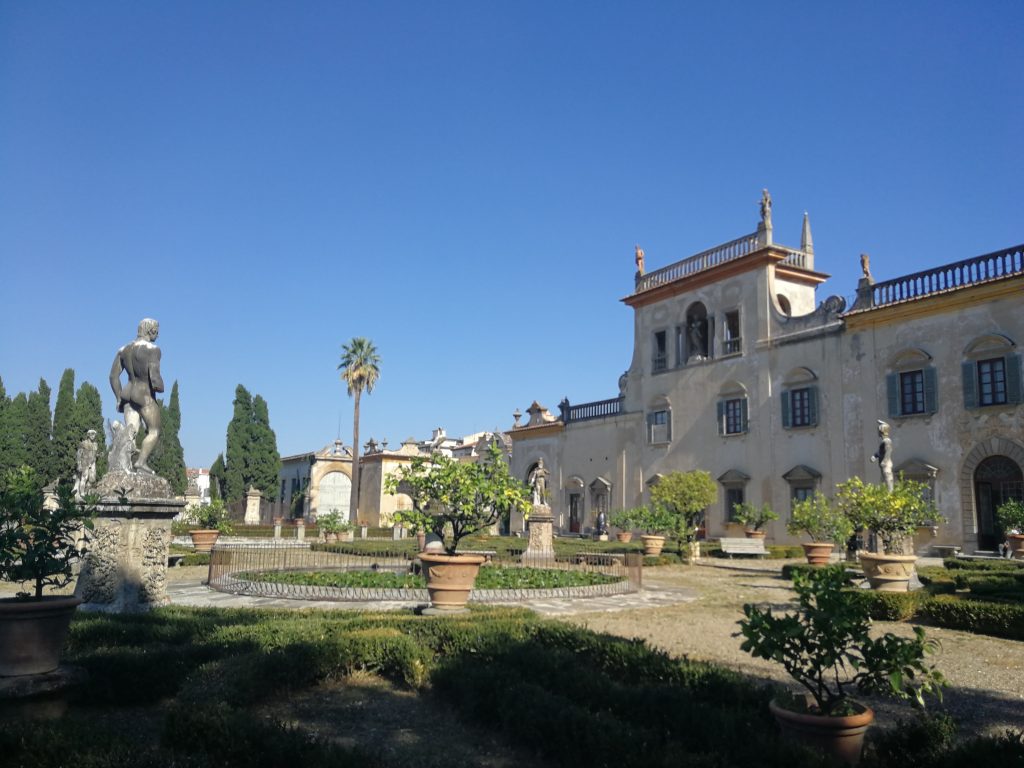 Villa Corsi Salviati - facciata sul retro, giardino con vasca, statue e agrumi.