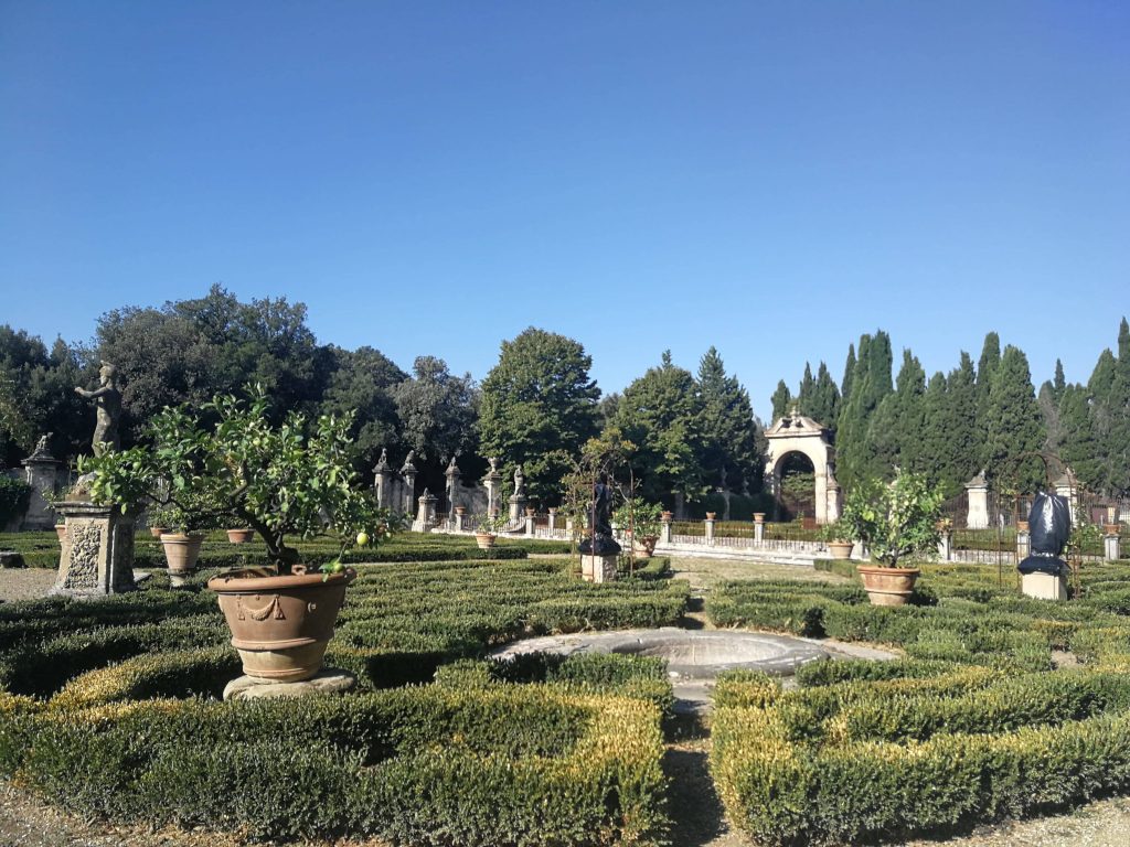 Villa Corsi Salviati - giardino con aiuole, agrumi e siepi di bosso.