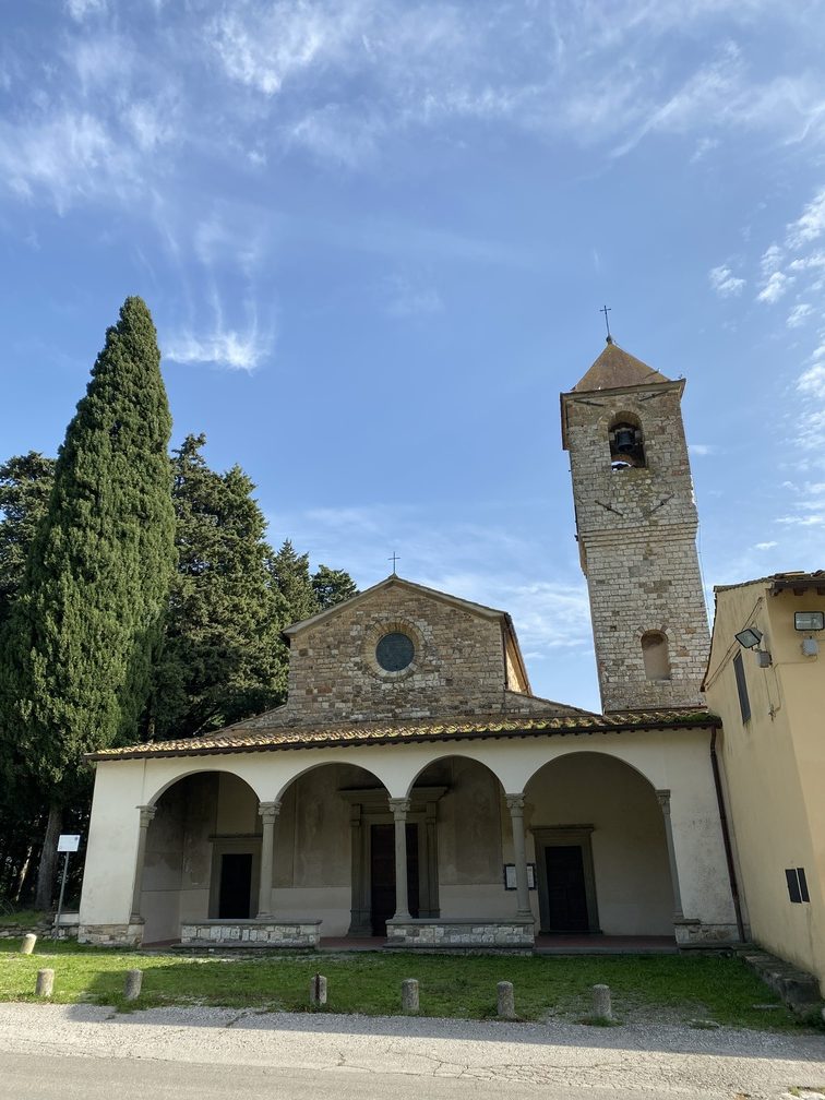 Chiesa di Sant'Andrea a Cercina - Facciata con porticato, pietra, campanile e spiazzo davanti con prato, dietro cipresso e alberi.