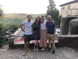Gruppo di 4 ragazzi con vista sulle colline toscane del Chianti - scatto al Castello di Sonnino.