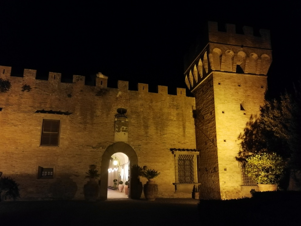 Castello di Oliveto - vista su palazzo e torre merlata di notte, illuminazione solo parziale della torre.