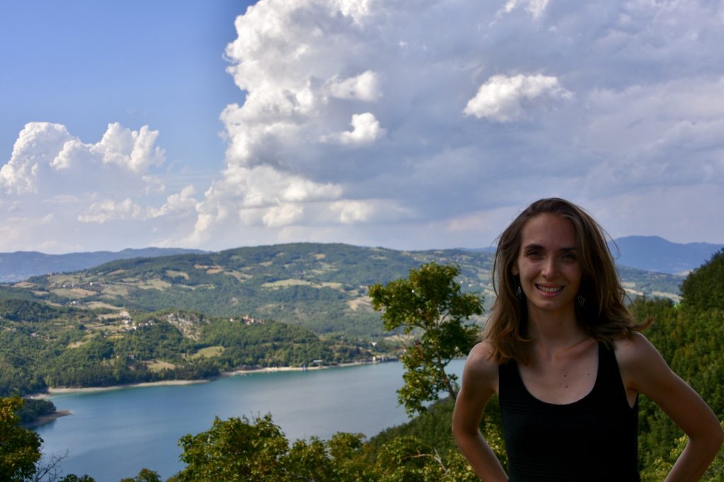 Federica con come sfondo il paesaggio del lago di Suviana.
