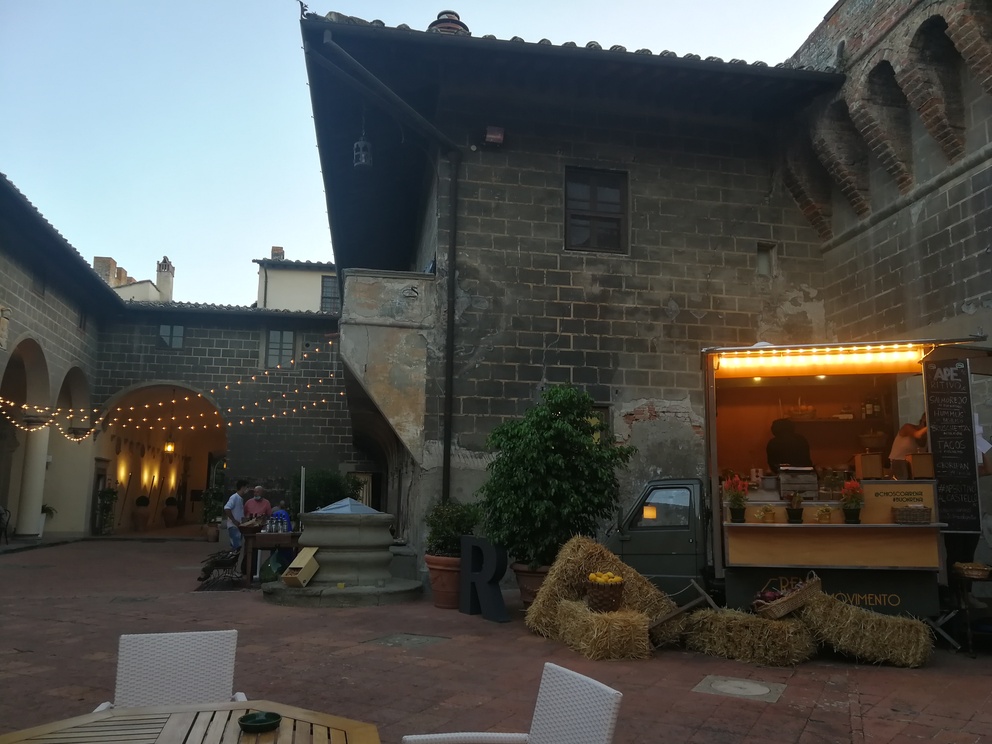 Castello di Oliveto - cortile interno con Apino per street food, tavoli apparecchiati.
