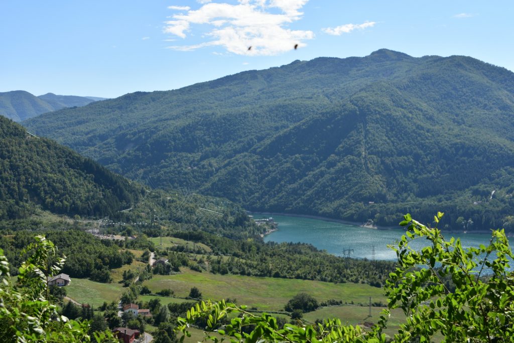 Lago di Suviana e boschi.