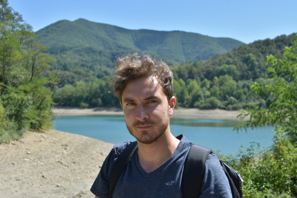 Lorenzo con alle spalle il Lago del Brasimone.