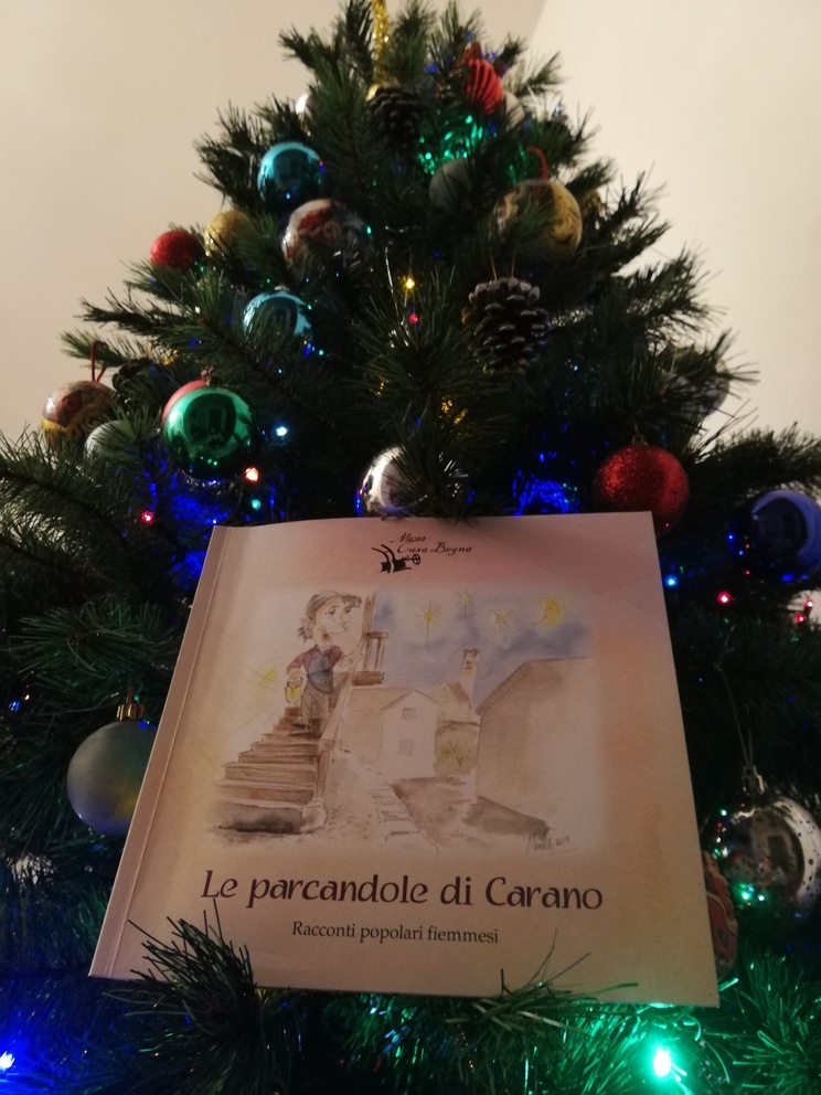 Copertina del libro Le parcandole di Carano sull'albero di Natale.