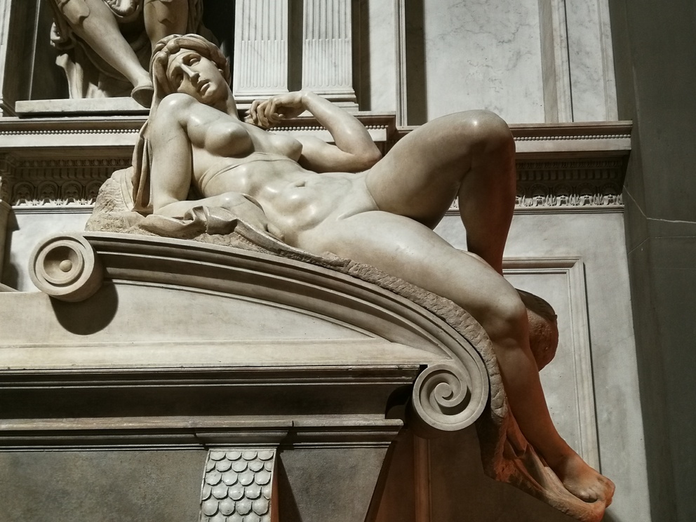 Cappelle Medicee: l'Aurora di Michelangelo. Figura femminile, giovane, nuda, sdraiata, sembra svegliarsi.