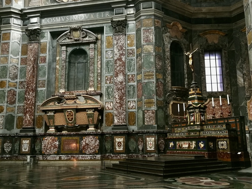 Cappelle Medicee: Cappella dei Principi; altare e sarcofago con sopra una nicchia vuota.