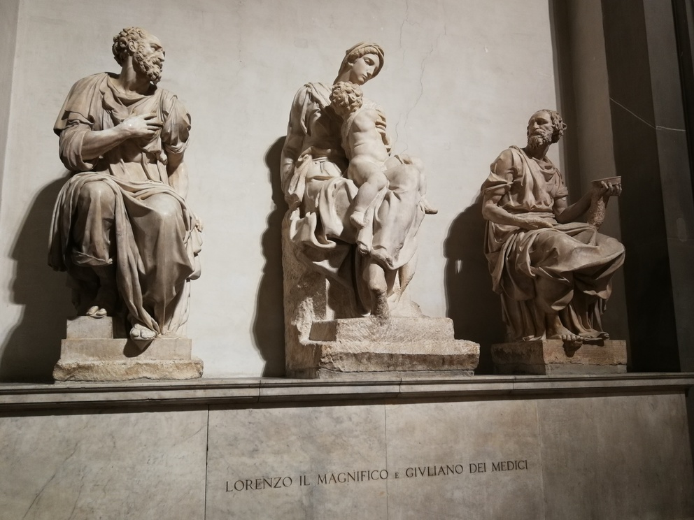 Cappelle Medicee: Sagrestia Nuova; statue di Madonna con bambino e due santi ai lati.