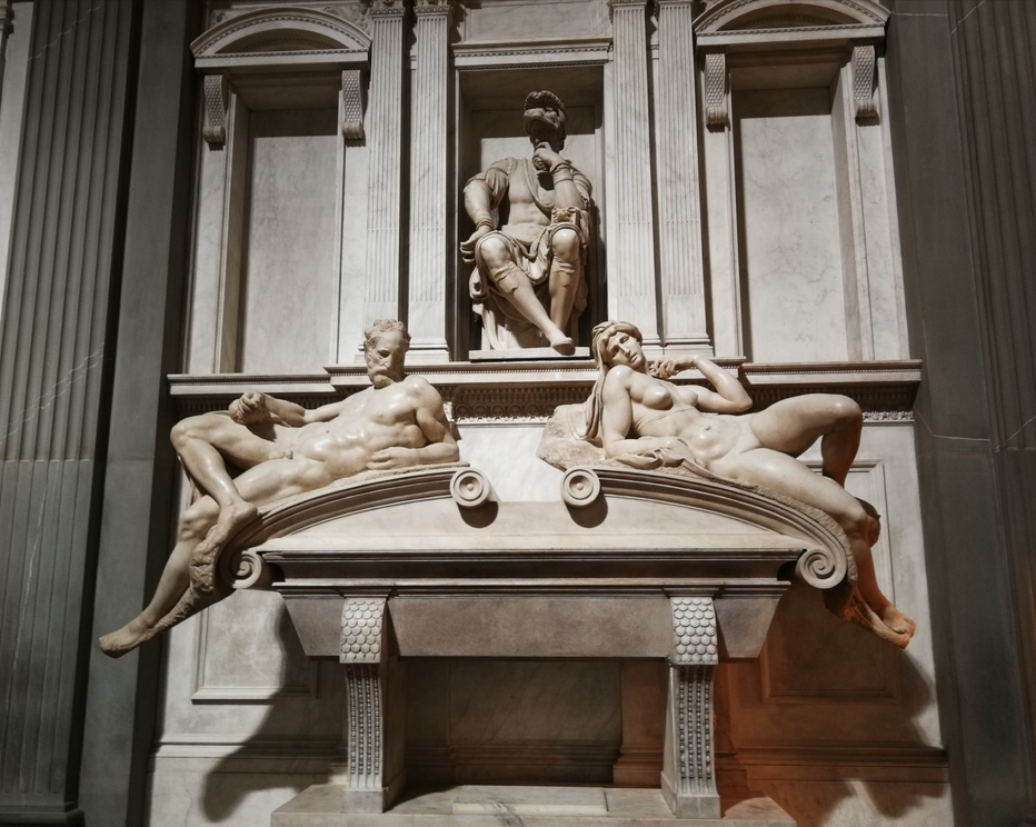 Cappelle Medicee: Sagrestia Nuova; tomba con sopra statue di aurora e crepuscolo e quella del duca di Urbino.