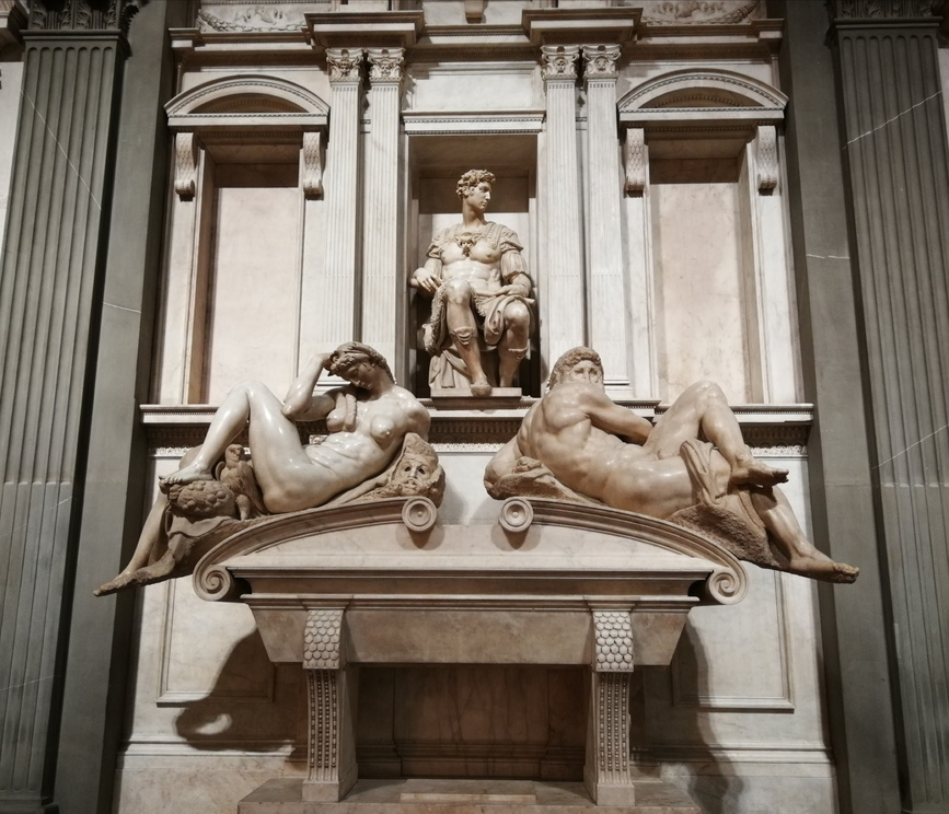 Cappelle Medicee: Sagrestia Nuova; sarcofago con sopra statue di notte e giorno e duca di Nemours.