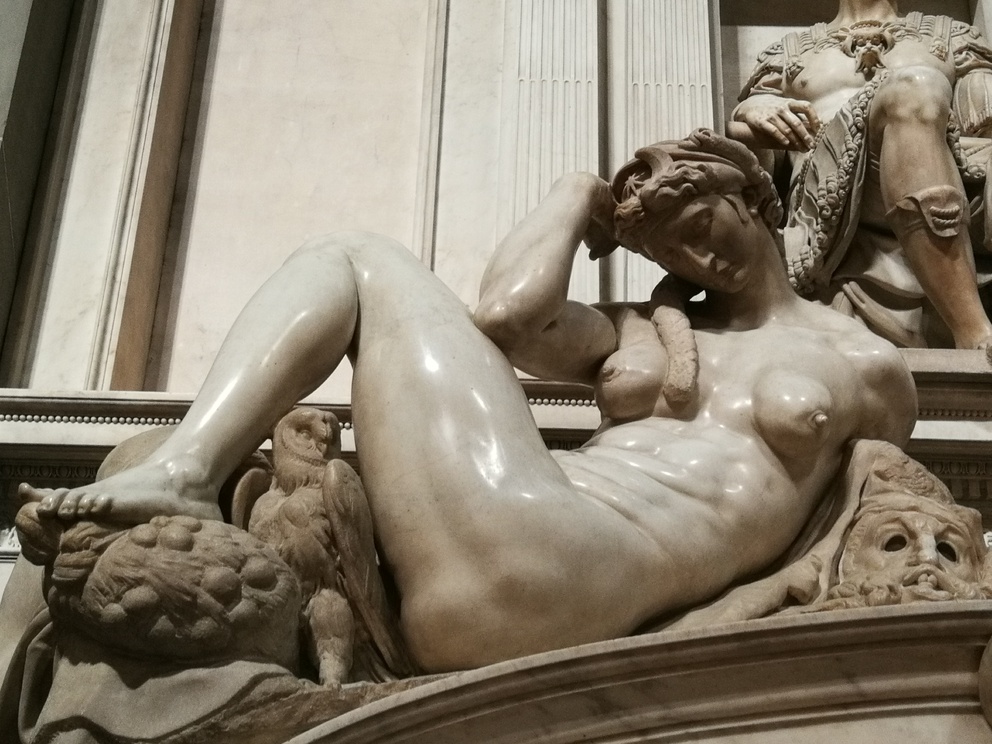 Cappelle Medicee: la Notte di Michelangelo; figura femminile, nuda, sdraiata, stesa reclinata e appoggiata alla mano.