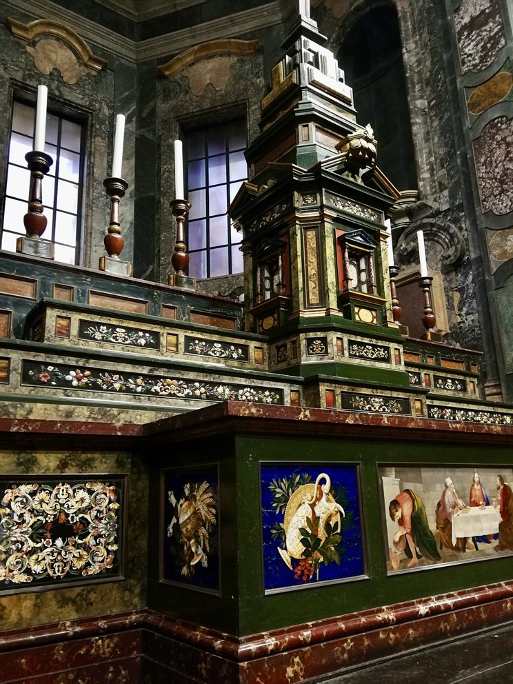 Cappelle Medicee: Cappella dei principi; altare con intarsi di pietre dure di vari colori.