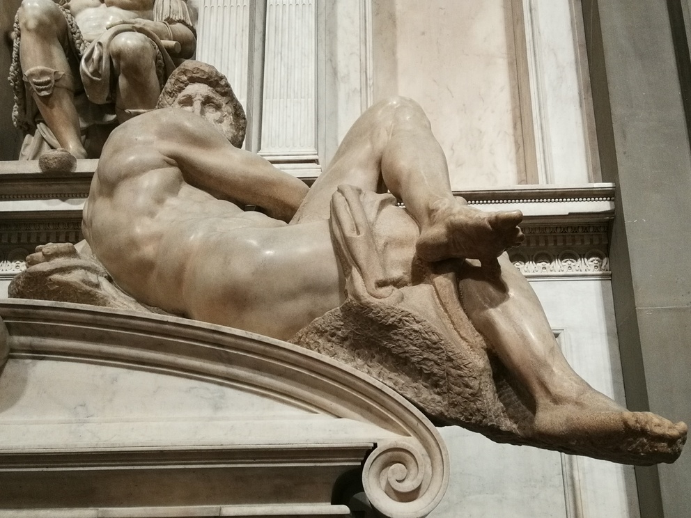 Cappelle Medicee: il Giorno di Michelangelo; figura maschile, volto non compiuto, nudo, molto muscoloso, torsione del busto.