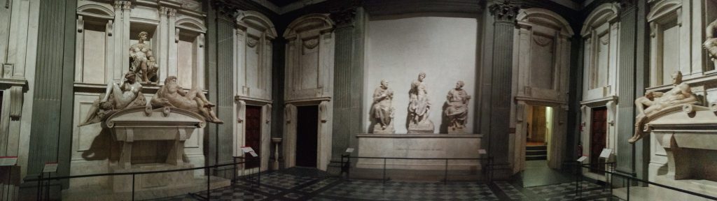 Cappelle Medicee: Sagrestia Nuova; panoramica con i vari gruppi di sculture; si capisce bene l'architettura neoclassica con prevalenti colori bianco e grigio di pietra serena.
