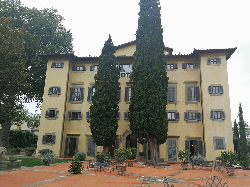 Villa La Massa, facciata con due grandi cipressi.