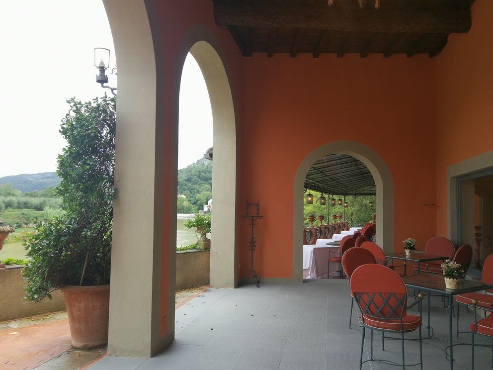 Villa La Massa: terrazza sull'Arno con tavolo e vasi.