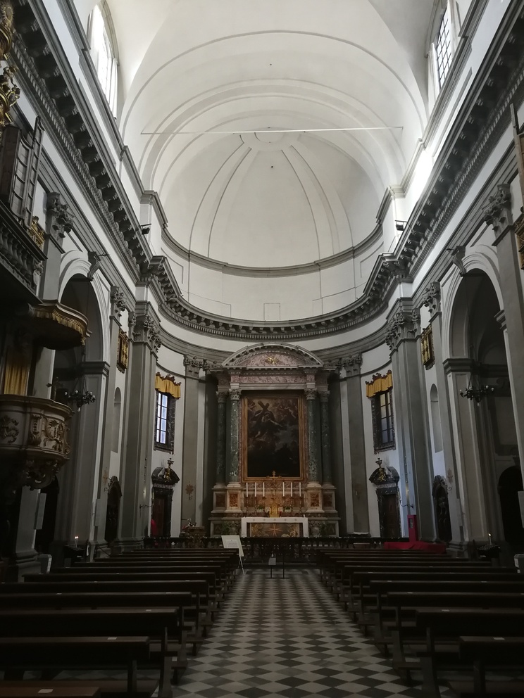 Chiesa dello Spirito Santo a Pistoia: navata principale, con altare.