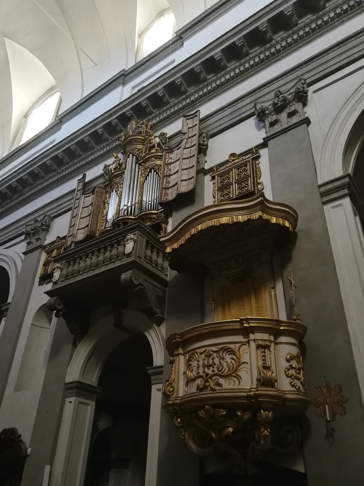 Chiesa dello Spirito Santo a Pistoia: organo alla parete con dettagli dorati.