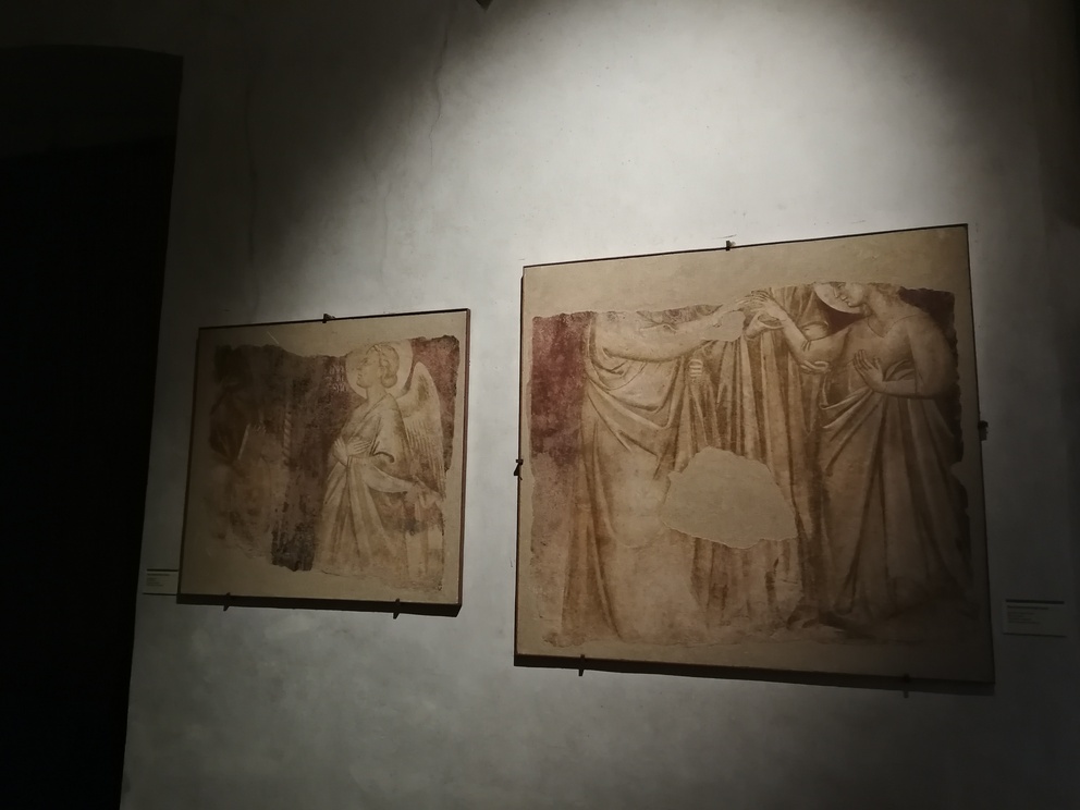 Due particolari di affreschi staccati del trecento.