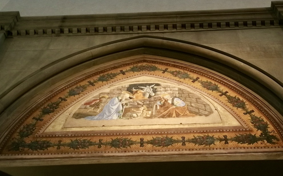 Santa Maria Novella - Natività del Botticelli: lunetta con dentro personaggi di Maria, Giuseppe, animali e nascita di Gesù.